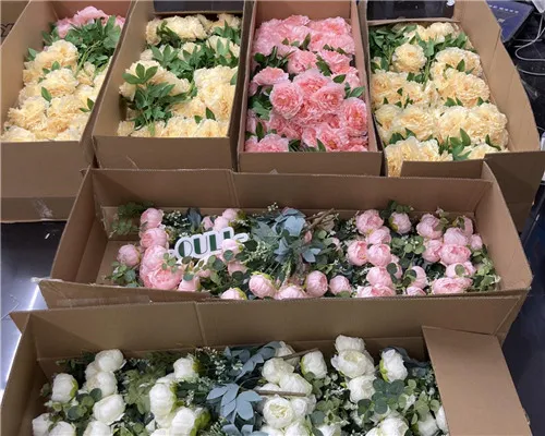Ouli ganhou com sucesso uma grande ordem de flores artificiais no valor de 30.000 dólares do Canadá