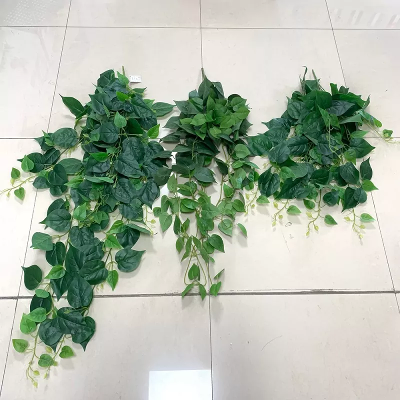 Plantas artificiais penduradas na parede